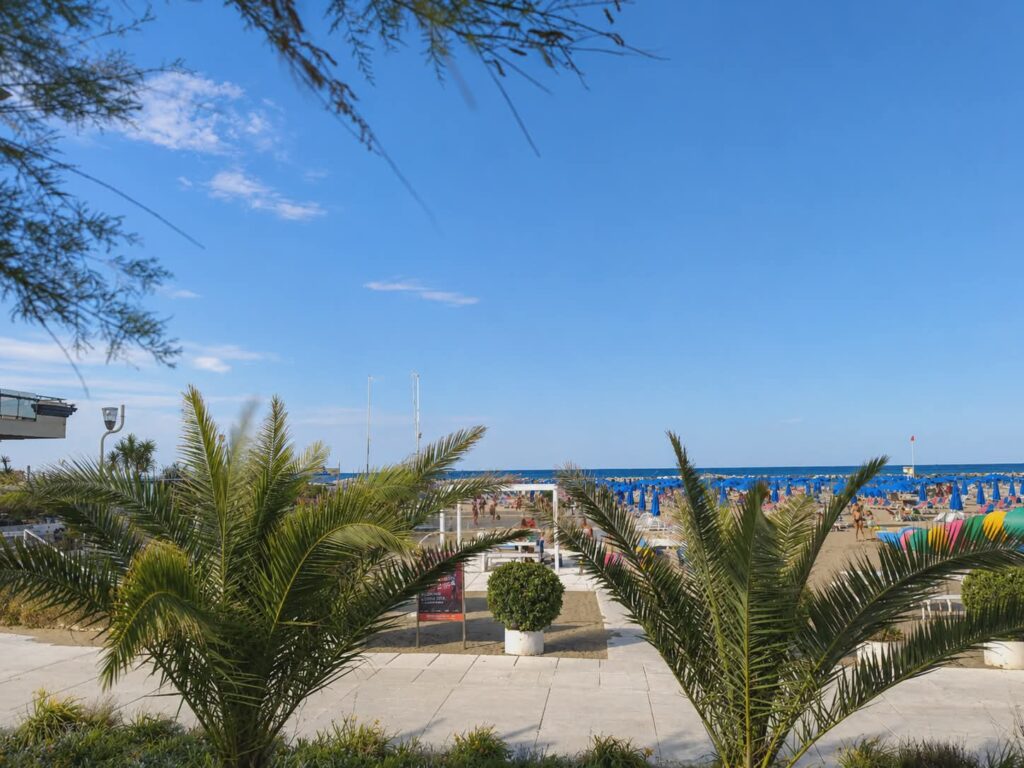 Il lungomare di Viserbella con le palme e la spiaggia